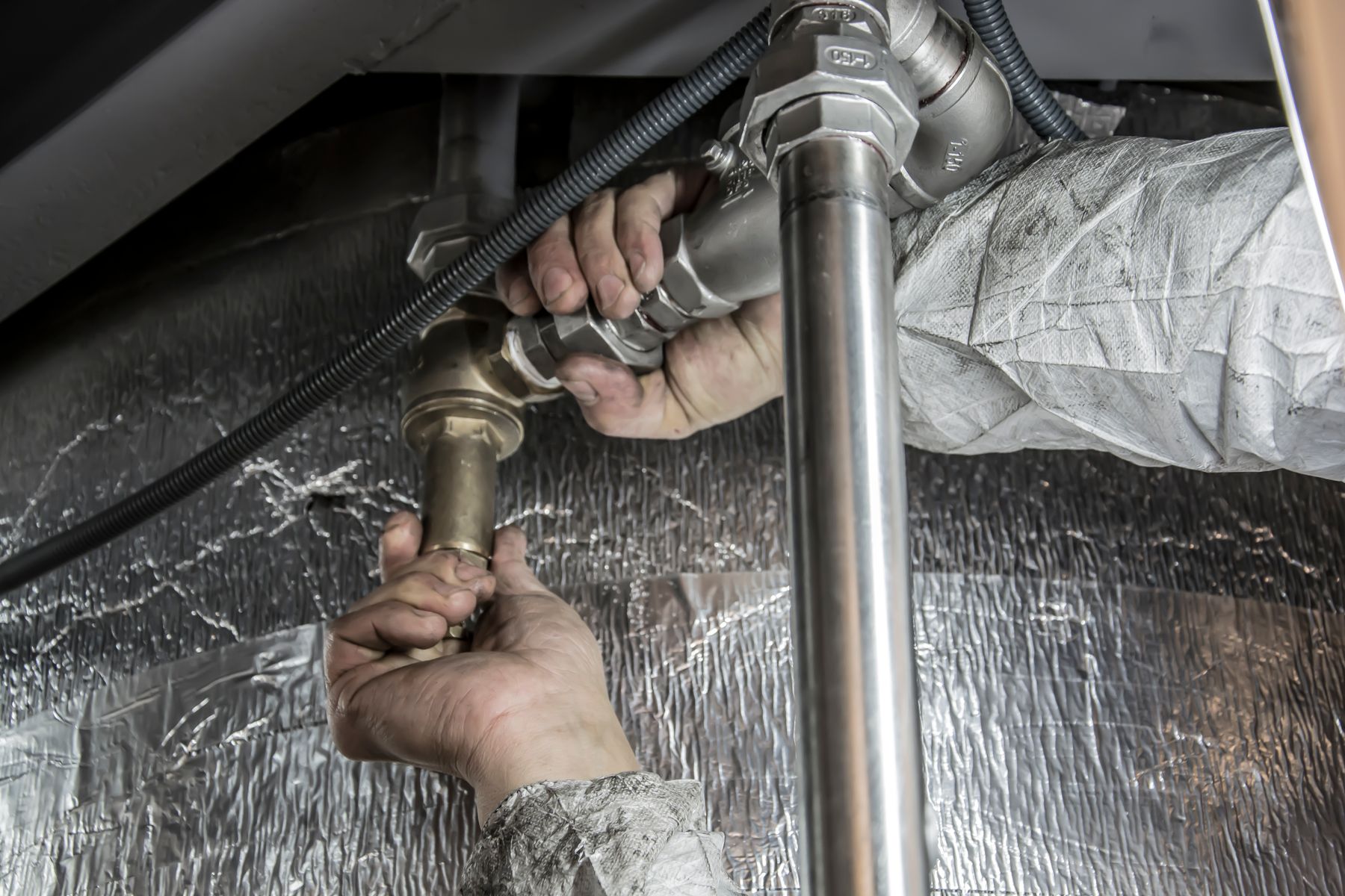 Plumber fitting steel pipes