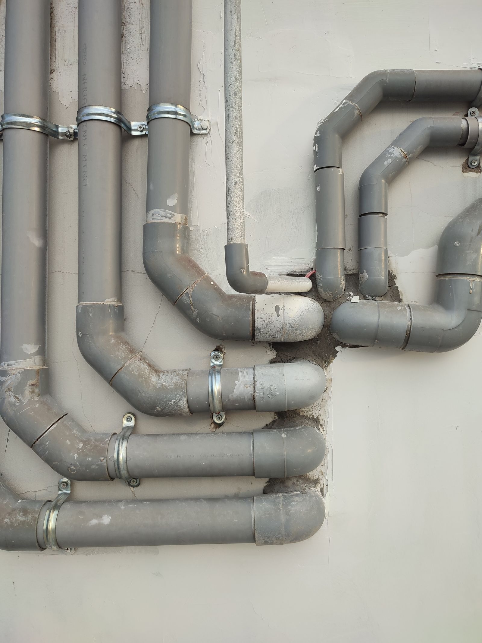 Wall of metal pipes