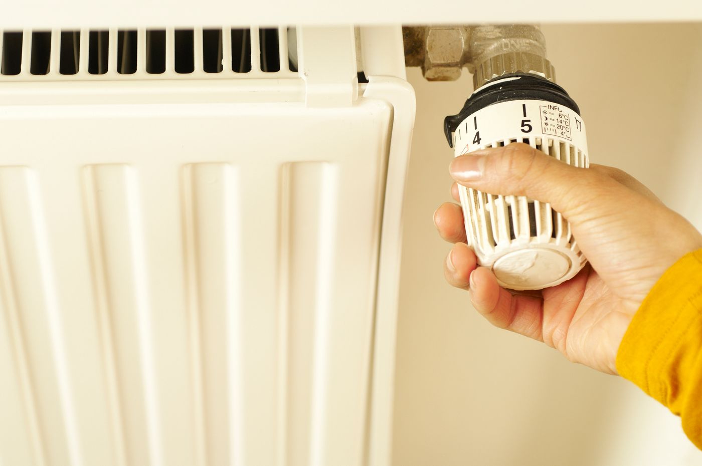 Adjusting a thermostat valve